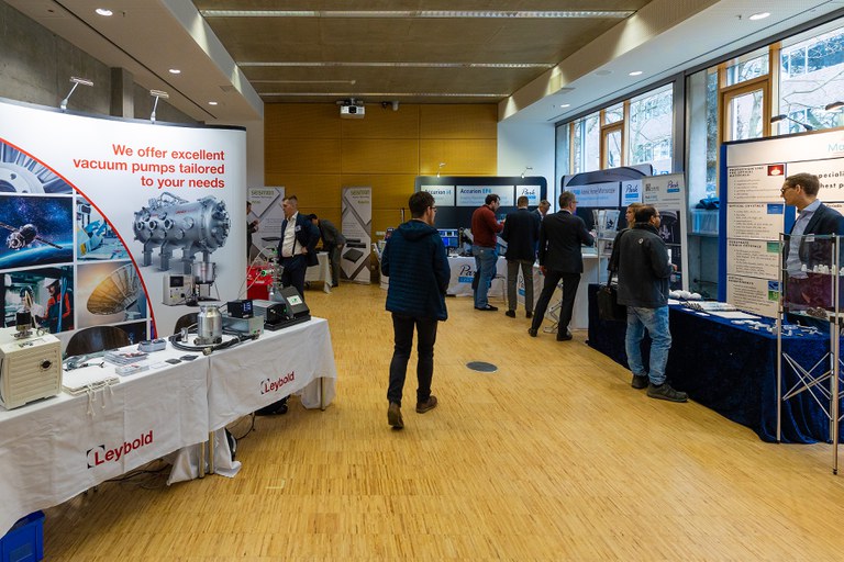 Industrie- und Buchausstellung auf der DPG-Frühjahrstagung der SKM in Dresden 2023 // Exhibition of Scientific Instruments and Literature at the DPG Spring Meeting of the SKM in Dresden 2023 (© DPG / Lösel)